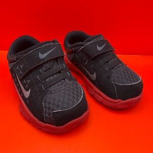 Nike Kids Black and Red Star Sneakers